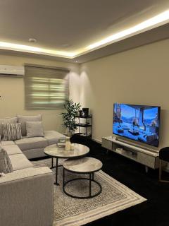 شقة غرفتين نوم وصالة أنيقه - 0