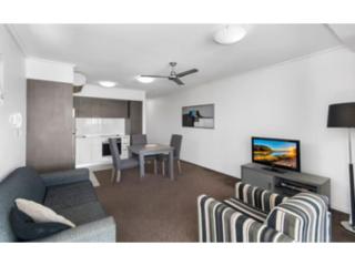 City convenience in Modern Townsville Apartment - 9