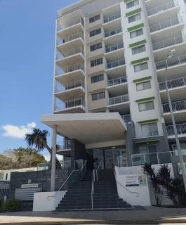 City convenience in Modern Townsville Apartment - 1