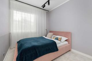 White and Blue Apartment in Szczecin with City View and Desk by Noclegi Renters - 8