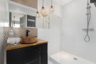 White and Blue Apartment in Szczecin with City View and Desk by Noclegi Renters - 6