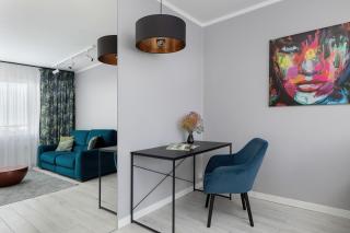 White and Blue Apartment in Szczecin with City View and Desk by Noclegi Renters - 3