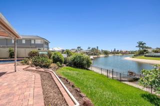 Waterfront entertainers dream with private beach - 6