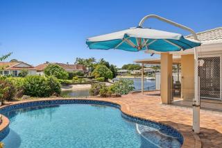 Waterfront entertainers dream with private beach - 1