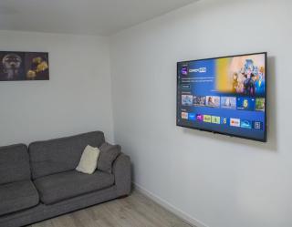 Three bedroom house near M54, J2 - 1