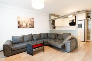 Riverside Dirsi Hideaway - Modern 2BR & Parking - 0