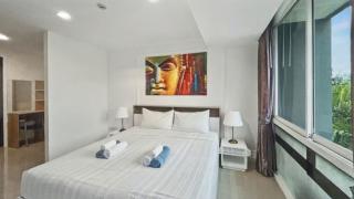 Kris - Modern Spacious 2 Bedrooms Condo with Pool - 1