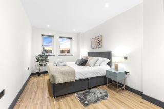 Luxurious Modern 2 Bedroom Apartment with Terrace - 4