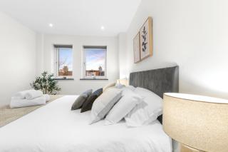 Luxurious Modern 2 Bedroom Apartment with Terrace - 8