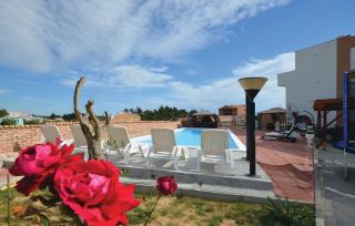 2 Bedroom Gorgeous Apartment In Nin - 2