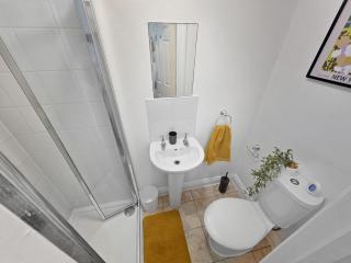 Top Floor 2 Bedroomed Flat Sleeps 4 Free Wi-Fi - 8