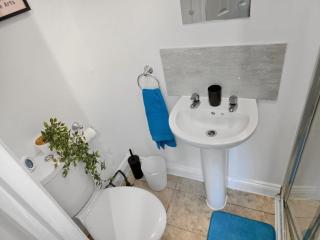 Top Floor 2 Bedroomed Flat Sleeps 4 Free Wi-Fi - 7