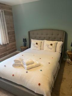 2-Bedroom Cozy Apt w parking and sunny garden - 0