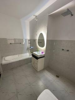 Qutub Cinema Loft with Bathtub - 3