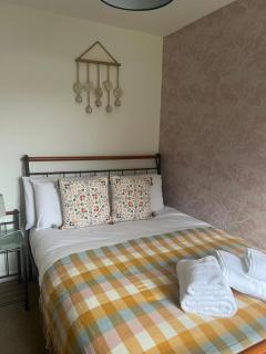 2-Bedroom Cozy Apt w parking and sunny garden - 1