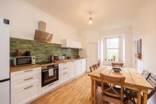 Chic 2-Bedroom Home Near Haymarket Station & Edinburgh Castle - 9
