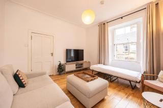 Chic 2-Bedroom Home Near Haymarket Station & Edinburgh Castle - 7