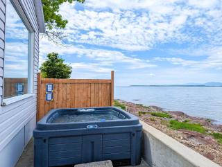 Chalet #11 Waterfront with Spa, Wifi & AC - 5