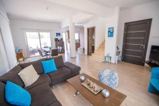 Hubstay - Blue Harmony Villa in Protaras - 5 min Walk to the Beach - 1