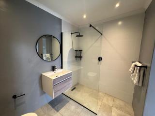 One-Bedroom apartment in Somerset West - 6