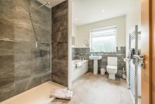 Stunning farm stay with hot tub in the Peaks - 4