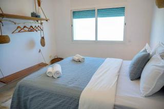 La Vague Bleue apartment with feet in the water - 3