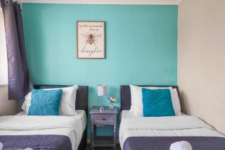 Elegant 4 Bed House - Parking and Garden -Sleeps 8 - 1