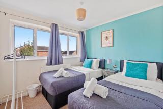 Elegant 4 Bed House - Parking and Garden -Sleeps 8 - 9