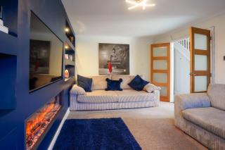 Spacious 4 Bed House - Sleeps 8 - 8