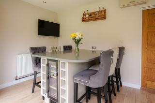 Spacious 4 Bed House - Sleeps 8 - 8