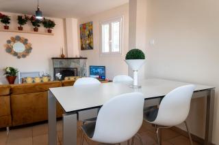 Hubstay Hillside Residence with Private Jacuzzi - 1