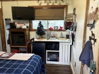 Romantic Glamping Getaway with a Shared Hot Tub and Hiking Trails near Nashville, Tennessee - 9