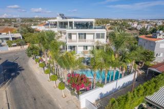 Royal Nissi Mansion 3 bed lower part of villa - 2