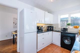 Peaceful 3 Bedroom Detached Home with ample parking, only 7 mins to Chester - sleeps 5 - 2