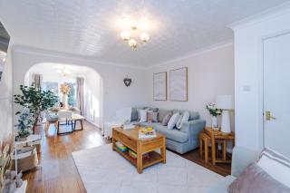 Peaceful 3 Bedroom Detached Home with ample parking, only 7 mins to Chester - sleeps 5 - 9