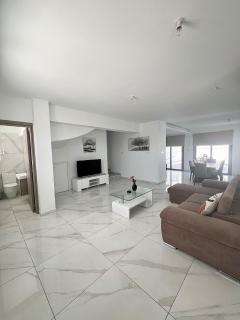 Hubstay - Seaview Villa Oriana in Larnaca - 1