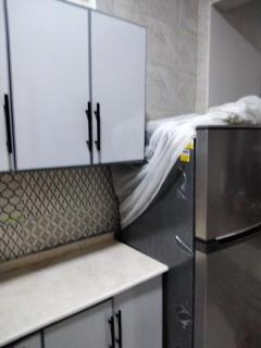 شقة غرفتين وصالة دور أرضى بحديقة خاصة بها غرفة مكيفة وأخرى تكييف صحراوى والصالة مزودة بمروحة بأميز موقع بكومباوند دجلة بالمز أكتوبر الجديدة الجيزة مصر - 9