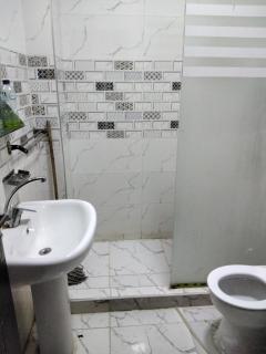 شقة غرفتين وصالة دور أرضى بحديقة خاصة بها غرفة مكيفة وأخرى تكييف صحراوى والصالة مزودة بمروحة بأميز موقع بكومباوند دجلة بالمز أكتوبر الجديدة الجيزة مصر - 5