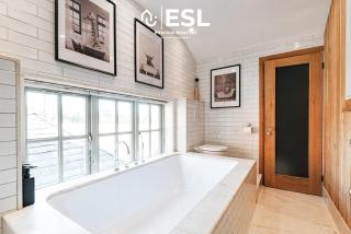 Charming Cottage 3-Bedrooms Sleeps 8 & Hot Tub - 9