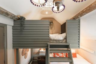 Charming Cottage 3-Bedrooms Sleeps 8 & Hot Tub - 4