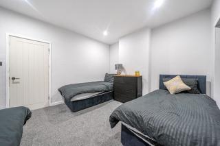 Central Cardiff townhouse for groups & families - 1
