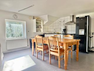 Workers Peaceful Apartment - 4 BR - 1 Bath - Volvo - Parking - 8