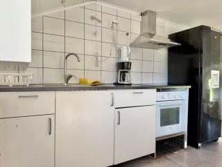 Workers Peaceful Apartment - 4 BR - 1 Bath - Volvo - Parking - 5