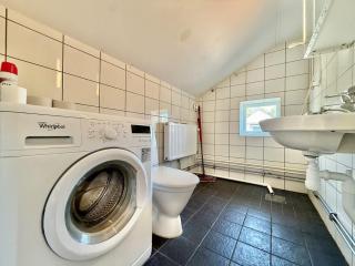 Workers Peaceful Apartment - 4 BR - 1 Bath - Volvo - Parking - 2