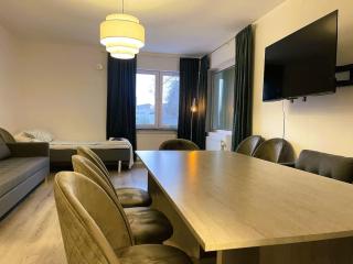 Workers Apartment - 4BR - 8 Beds - TV in every room - Parking - 9