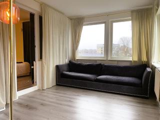 Workers Apartment - 4BR - 8 Beds - TV in every room - Parking - 7