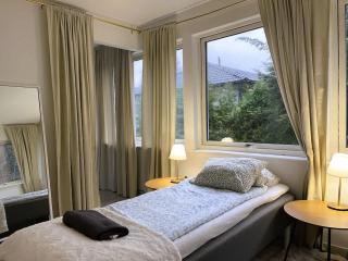 Workers Apartment - 4BR - 8 Beds - TV in every room - Parking - 8