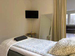 Workers Apartment - 4BR - 8 Beds - TV in every room - Parking - 5