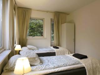 Workers Apartment - 4BR - 8 Beds - TV in every room - Parking - 4