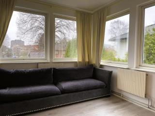 Workers Apartment - 4BR - 8 Beds - TV in every room - Parking - 2